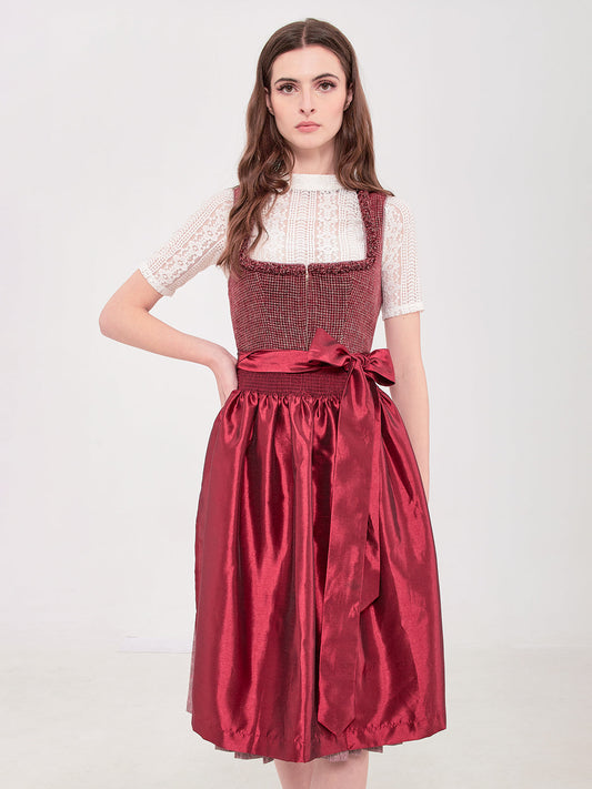 Von der Alpenbäuerin zur Wiesn-Königin: Die tausendjährige Evolution des Dirndls
