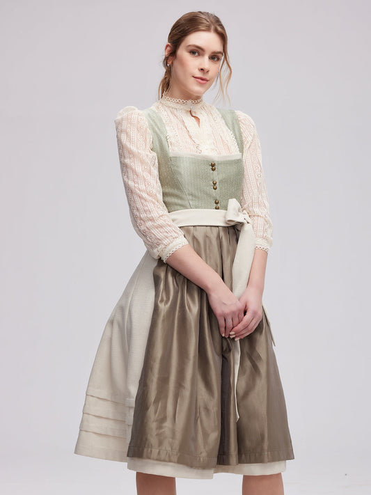 Dirndl-Blusen kaufen ohne Fehlkauf: Leitfaden zu Material, Größe und Stil
