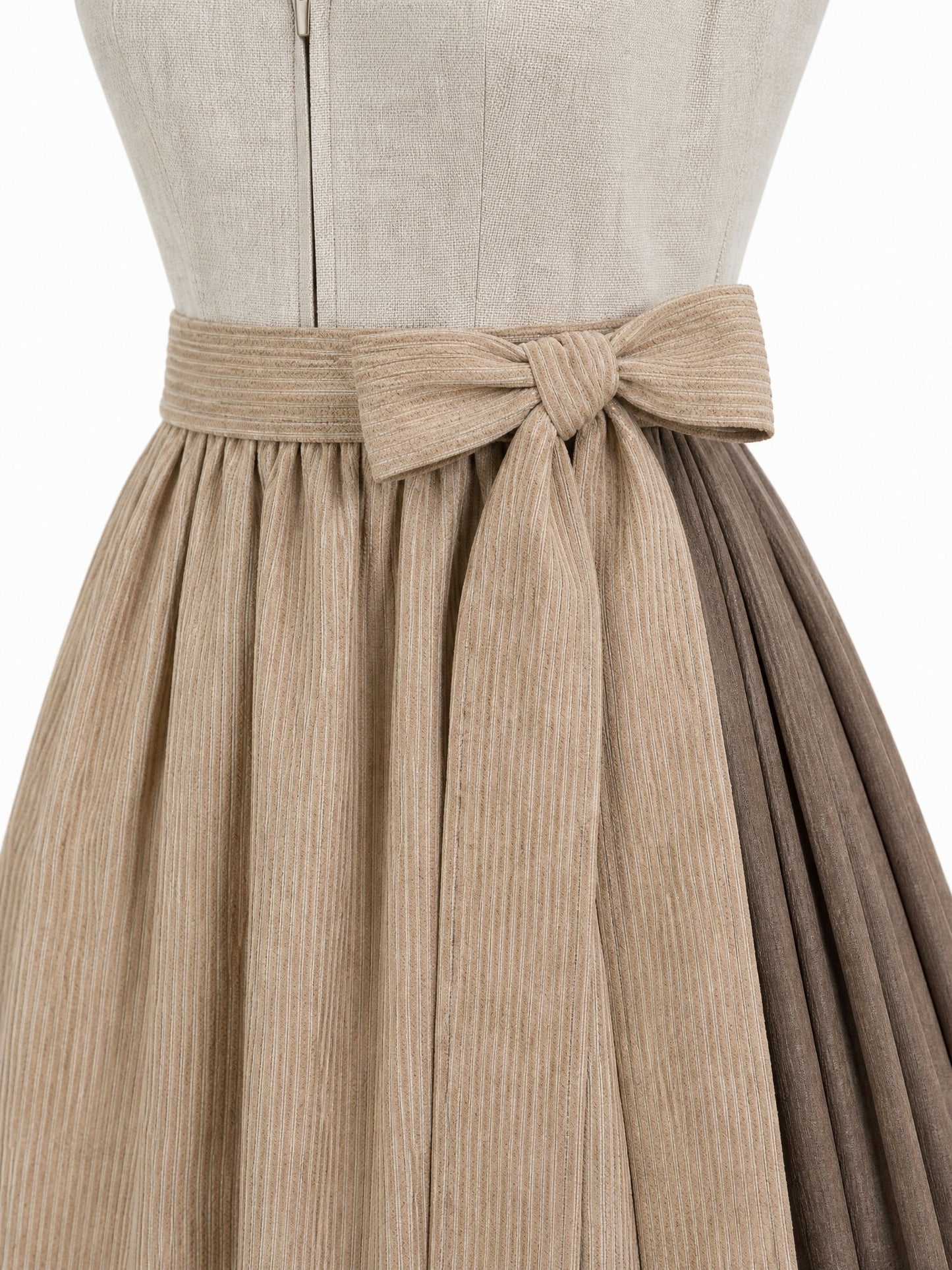 Dirndl Rosalie in Haferbeige mit Warmer Sand Schürze - Detailansicht Taille und Schleife