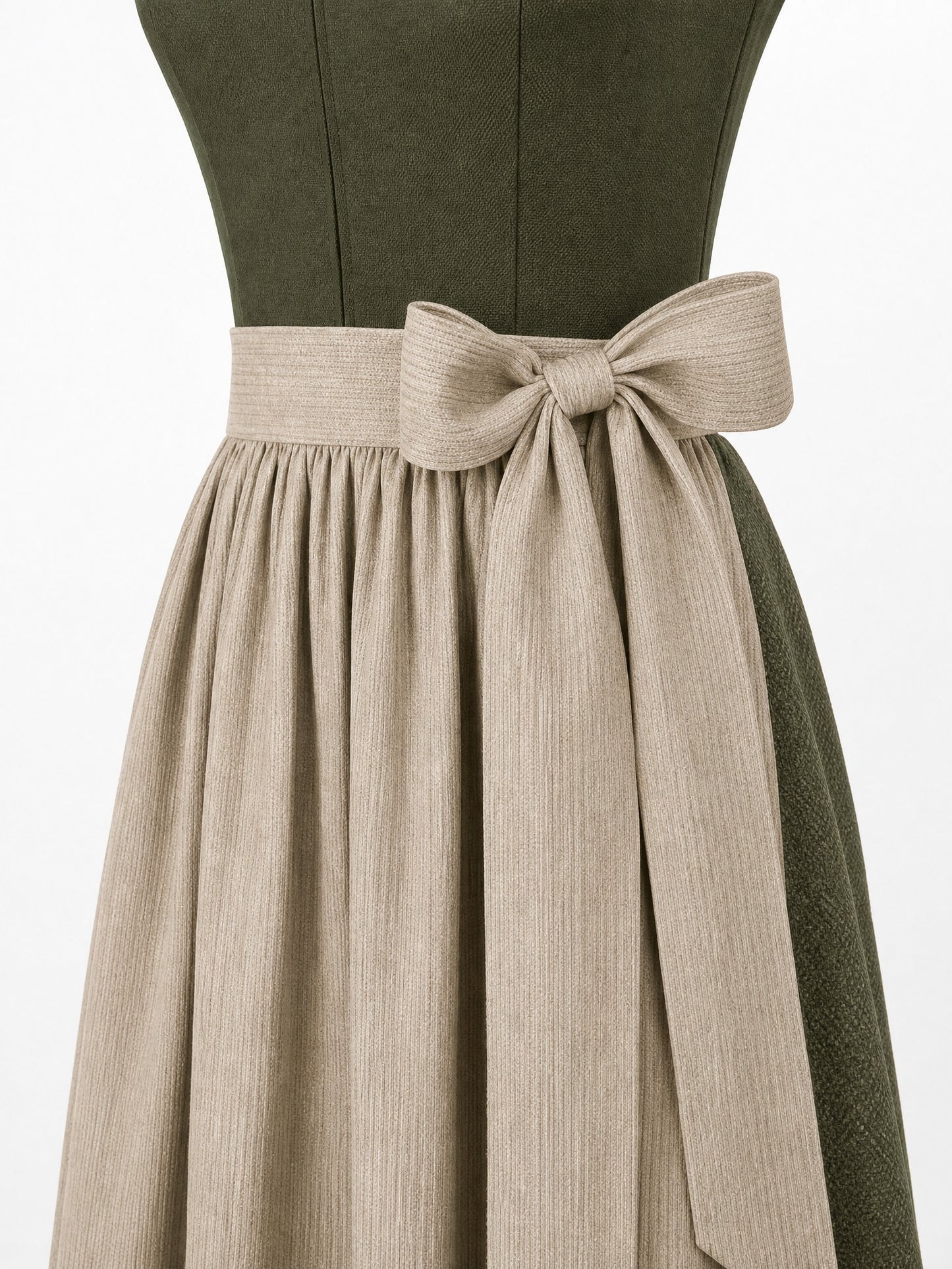 Dirndl Mia in Dunkeloliv mit Flachs Schürze - Detailansicht Taille und Schleife
