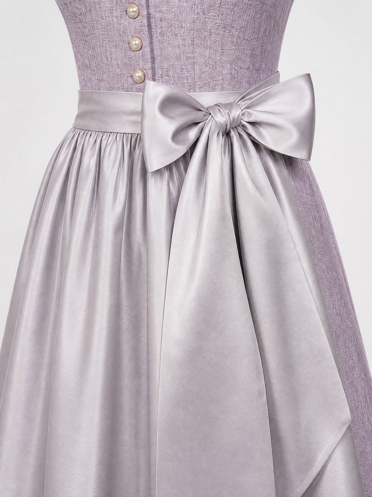Dirndl Vera in Rauchflieder mit Perlgrau Schürze - Detailansicht Taille und Schleife