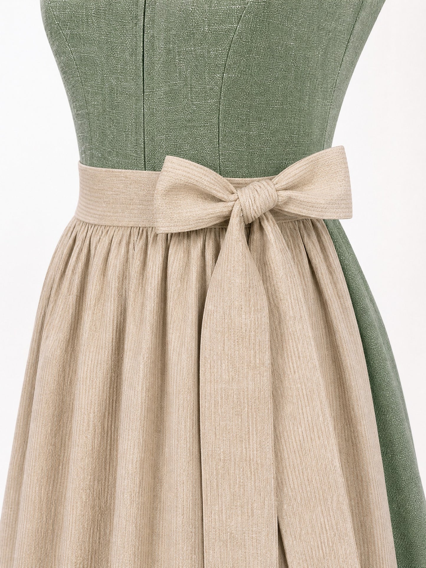 Dirndl Enna in Eukalyptusgrün mit Warmer Sand Schürze - Detailansicht Taille und Schleife