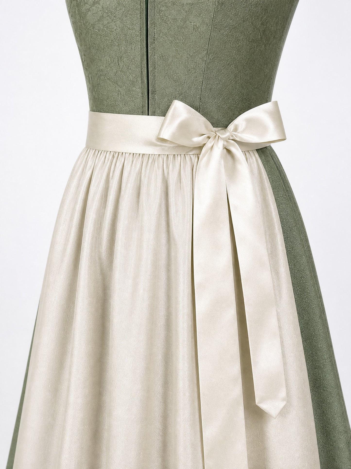 Dirndl Romy in Mineralgrün mit Elfenbein Schürze - Detailansicht Taille und Schleife