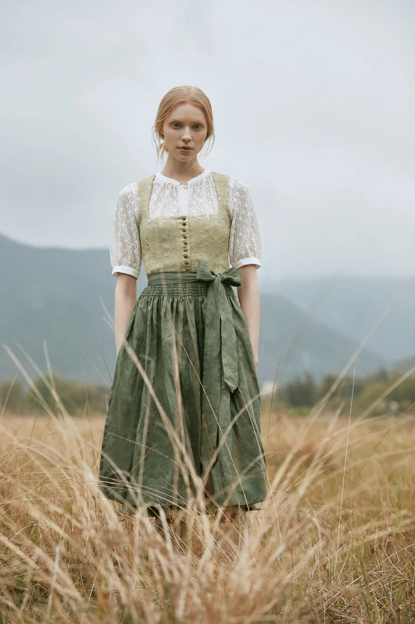 Das dunkelgrüne Dirndl – Ein Trachtenhighlight voller Eleganz und Charme