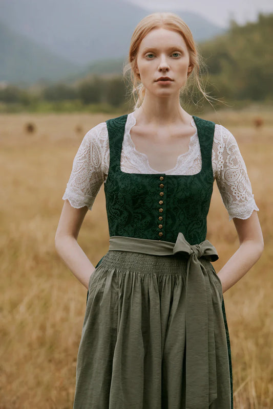 Das dunkelgrüne Dirndl – Ein Trachtenhighlight voller Eleganz und Charme