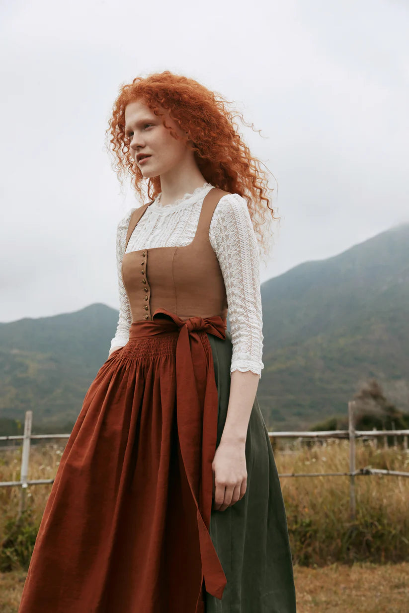 Das braune Dirndl – Tradition und Stil vereint