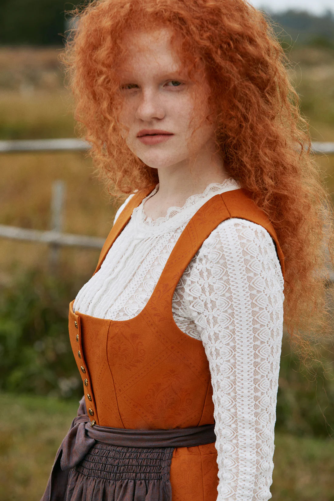 Das Oranges Dirndl und die Dirndlschürze Orange – Ein frischer und lebhafter Look für besondere Anlässe