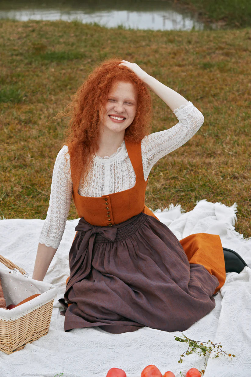 Das orangene Dirndl: Ein Ausdruck von Frische und Lebensfreude