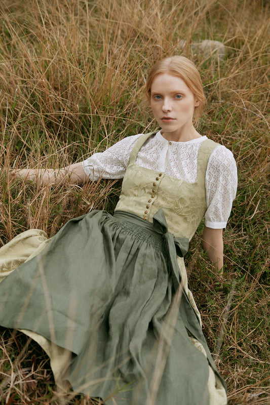 Das dunkelgrüne Dirndl – Ein Ausdruck von Eleganz und Tradition