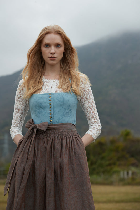 Dirndl Blau: Die zeitlose Eleganz des hellblauen mittellangen Dirndls