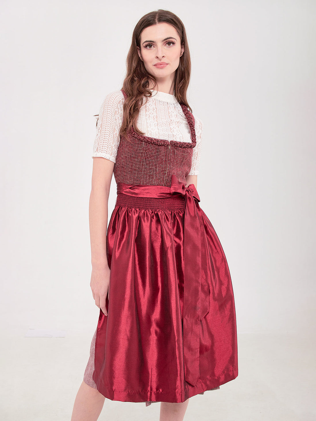 Dirndl Trends 2025: Modische Revolution zwischen Tradition und Innovation