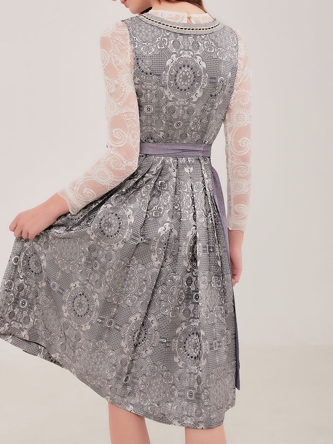 Braune Dirndl, Helles Dirndl und Dirndl Halloween: Tradition, Eleganz und kreativer Spaß