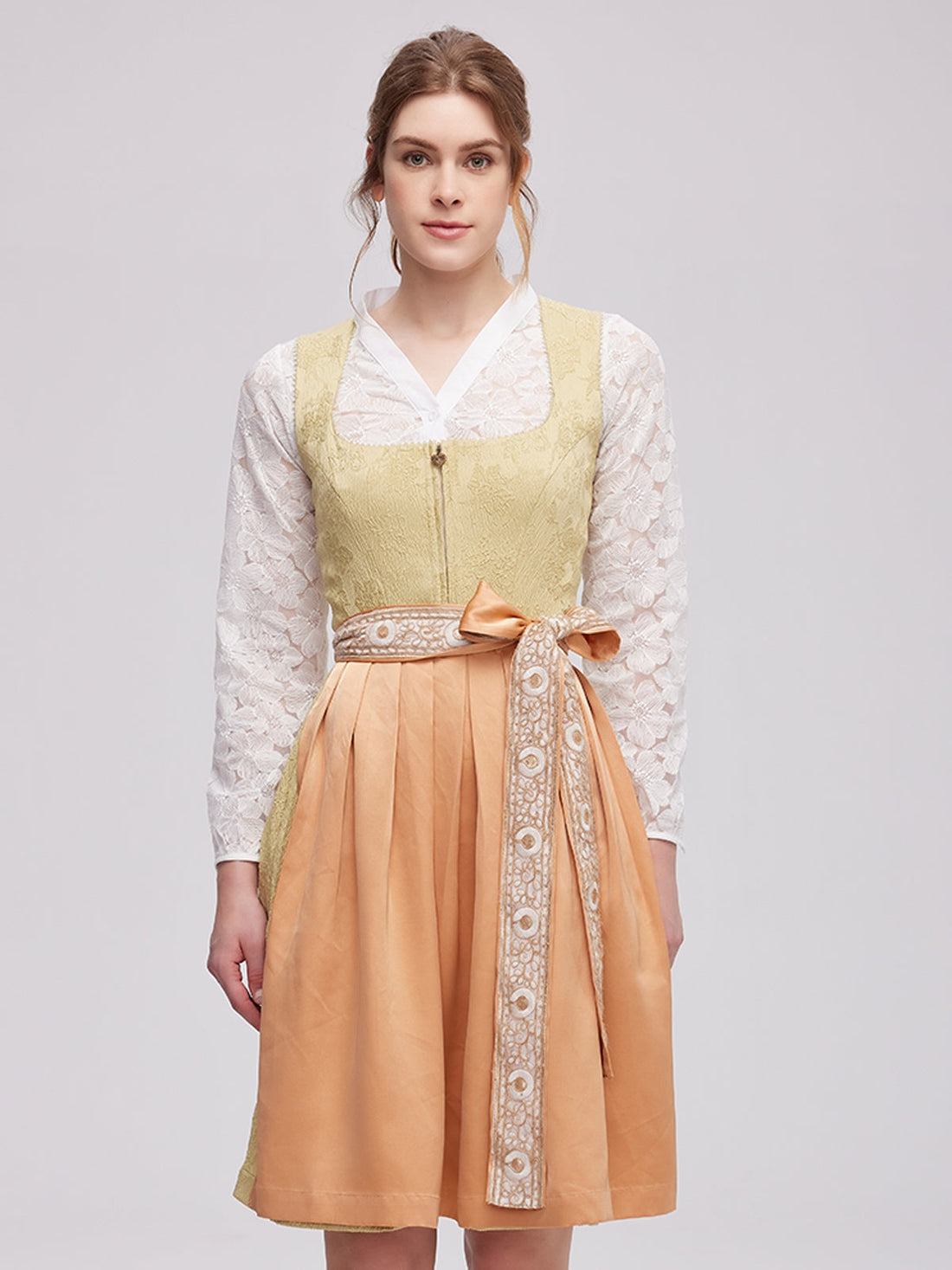 Dirndl-Stil neu interpretiert: Mit Accessoires und Jacken die Magie der Dirndlbluse entfesseln