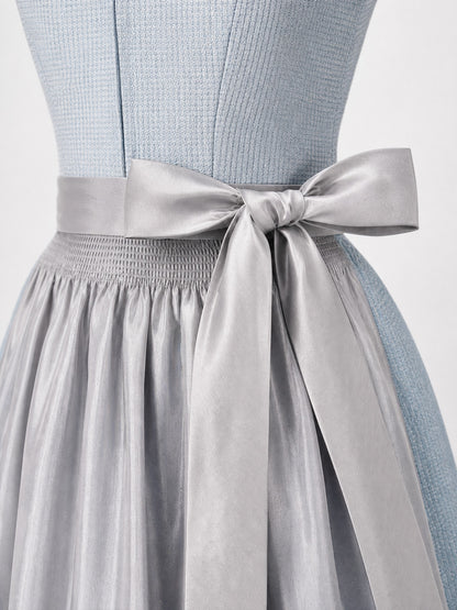 Dirndl Clara in Eisblau mit Perlgrau Schürze - Detailansicht Taille und Schleife