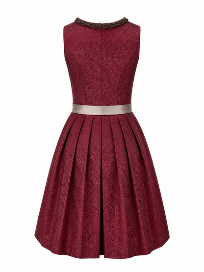 Dirndl Elisa in Weinrot mit Taupe Schürze - Rückansicht