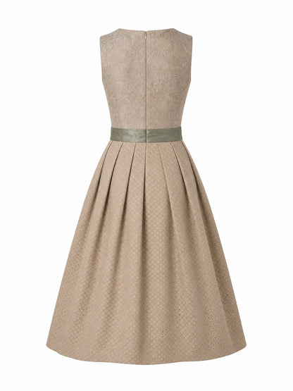 Dirndl Ella in Tonbeige mit Eukalyptusgrün Schürze - Rückansicht