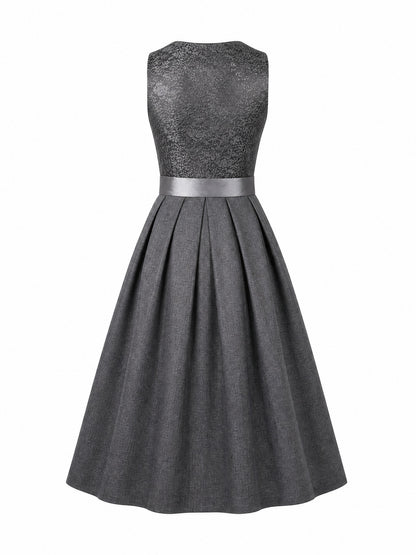 Dirndl Helena in Graphit mit Perlgrau Schürze - Rückansicht