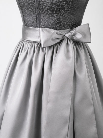 Dirndl Helena in Graphit mit Perlgrau Schürze - Detailansicht Taille und Schleife
