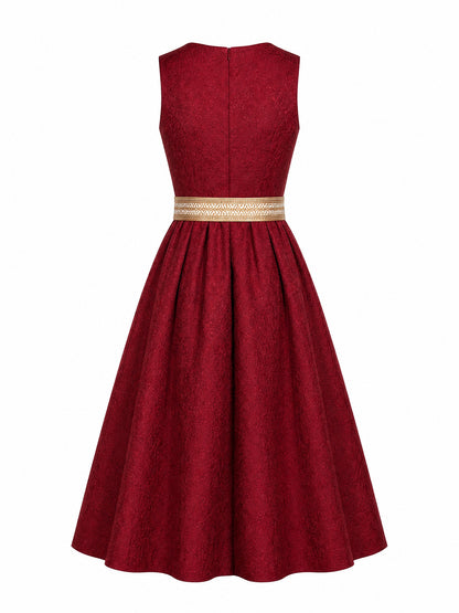 Dirndl Lia in Cranberryrot mit Antikgold Schürze - Rückansicht