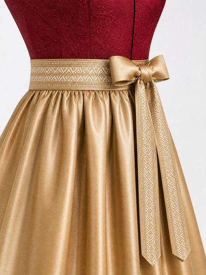 Dirndl Lia in Cranberryrot mit Antikgold Schürze - Detailansicht Taille und Schleife