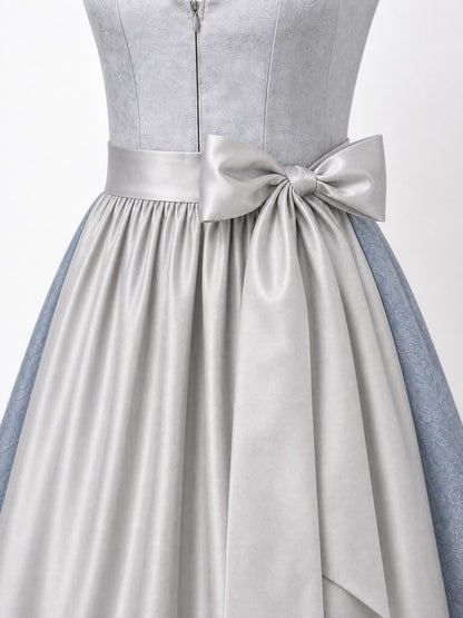 Dirndl Marie in Silberblau mit Perlgrau Schürze - Detailansicht Taille und Schleife