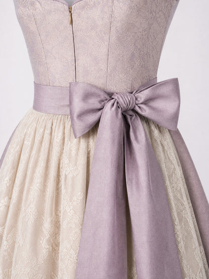 Dirndl Mila in Alt-Lavendel mit Elfenbein Schürze - Detailansicht Taille und Schleife