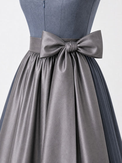 Dirndl Stella in Stahlblau mit Sturmgrau Schürze - Detailansicht Taille und Schleife