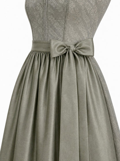 Dirndl Ella in Flechtengrau mit Salbeigrün Schürze - Detailansicht Taille und Schleife