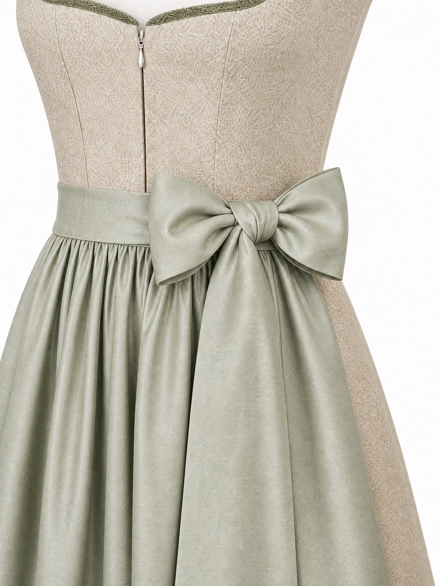 Dirndl Nora in Tonbeige mit Eukalyptusgrün Schürze - Detailansicht Taille und Schleife