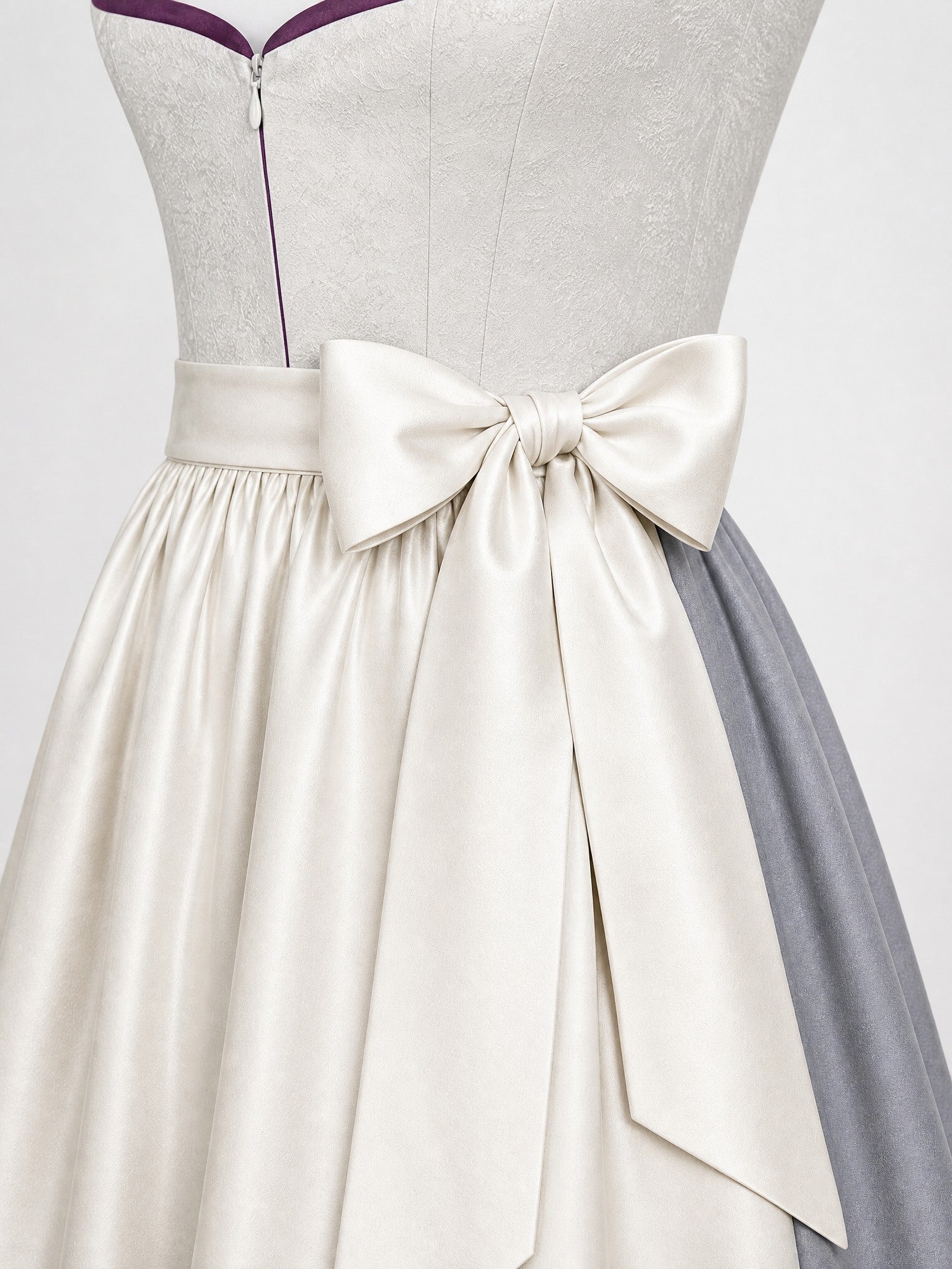 Dirndl Paula in Perlgrau mit Elfenbein Schürze - Detailansicht Taille und Schleife