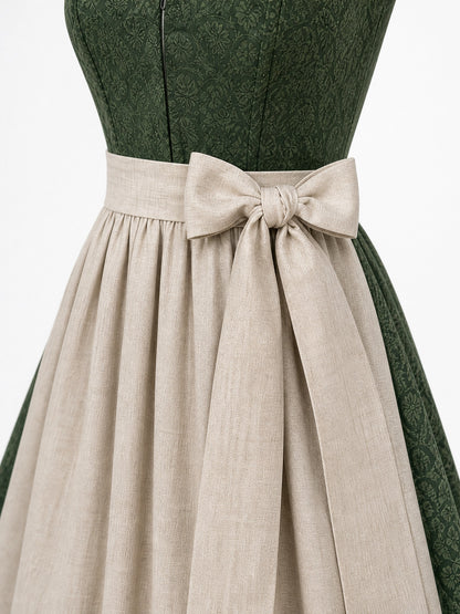 Dirndl Vera in Waldgrün mit Haferbeige Schürze - Detailansicht Taille und Schleife