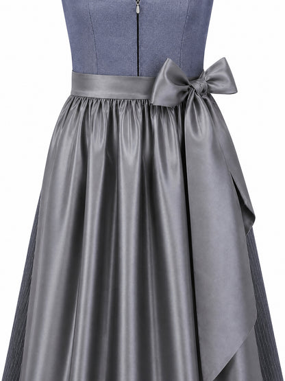 Dirndl Amelia in Stahlblau mit Sturmgrau Schürze - Detailansicht Taille und Schleife