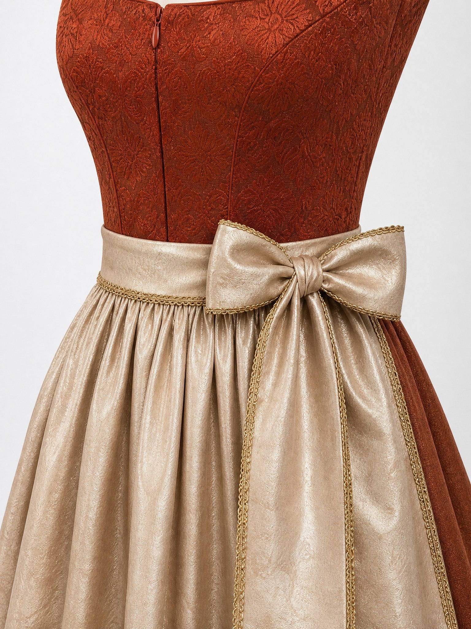 Dirndl Johanna in Sienabraun mit Champagner Schürze - Detailansicht Taille und Schleife