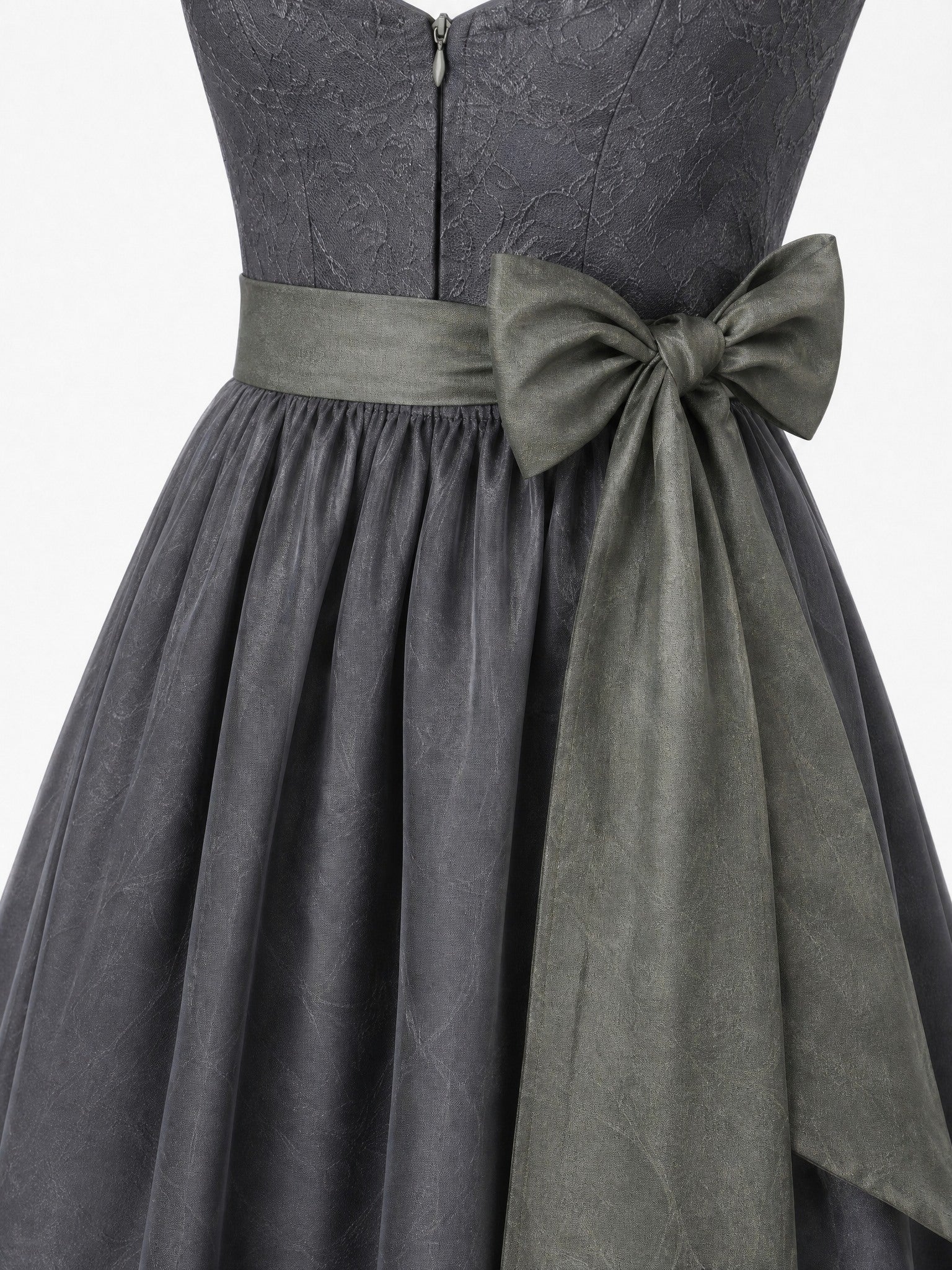 Dirndl Lina in Schiefergrau mit Sturmgrau Schürze - Detailansicht Taille und Schleife