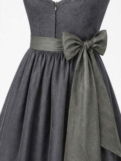 Dirndl Lina in Schiefergrau mit Sturmgrau Schürze - Detailansicht Taille und Schleife