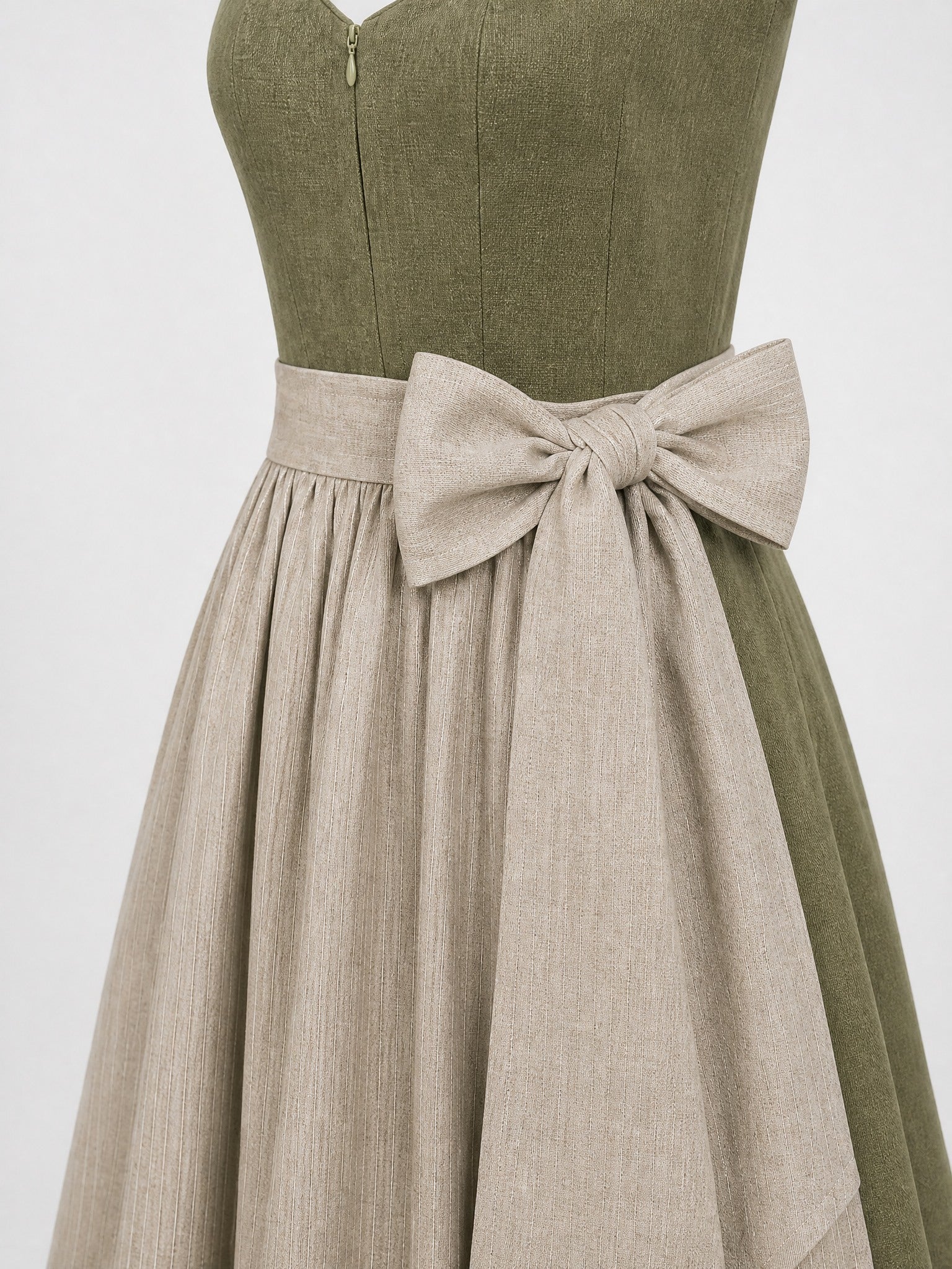 Dirndl Jana in Dunkeloliv mit Flachs Schürze - Detailansicht Taille und Schleife