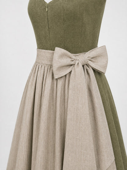 Dirndl Jana in Dunkeloliv mit Flachs Schürze - Detailansicht Taille und Schleife