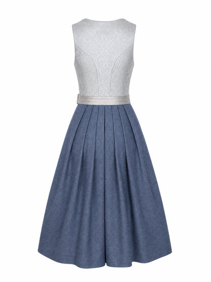 Dirndl Luise in Silberblau mit Perlgrau Schürze - Rückansicht
