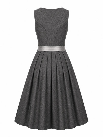 Dirndl Mina in Graphit mit Perlgrau Schürze - Rückansicht