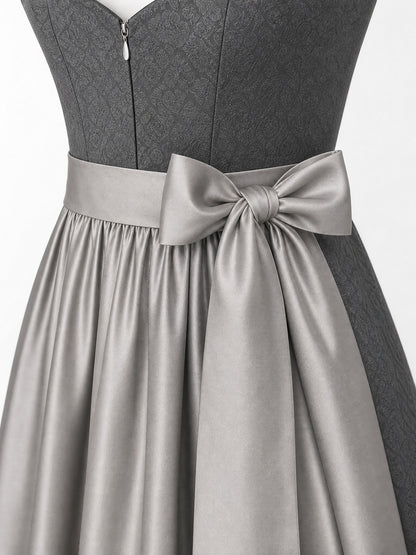 Dirndl Mina in Graphit mit Perlgrau Schürze - Detailansicht Taille und Schleife