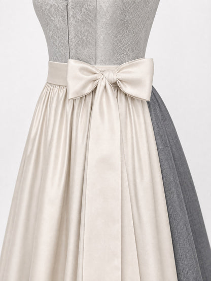 Dirndl Zoe in Perlgrau mit Elfenbein Schürze - Detailansicht Taille und Schleife