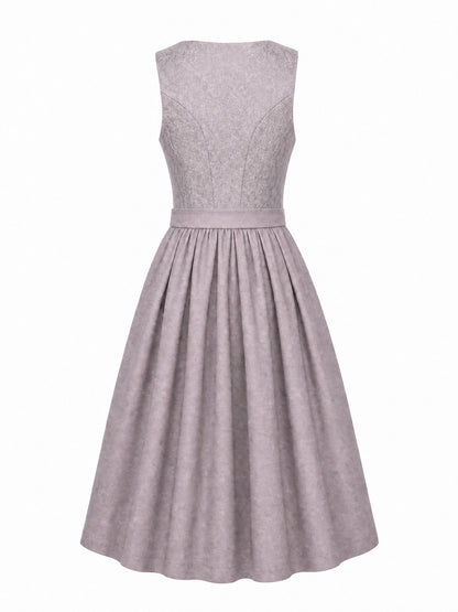 Dirndl Antonia in Alt-Lavendel mit Elfenbein Schürze - Rückansicht