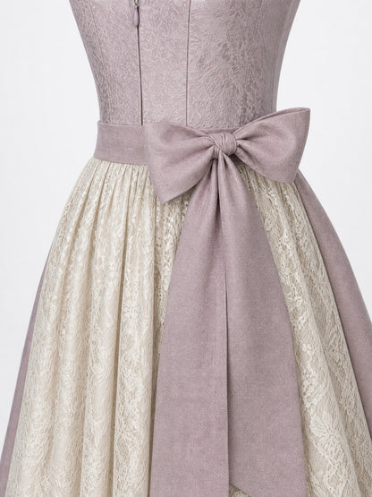 Dirndl Antonia in Alt-Lavendel mit Elfenbein Schürze - Detailansicht Taille und Schleife
