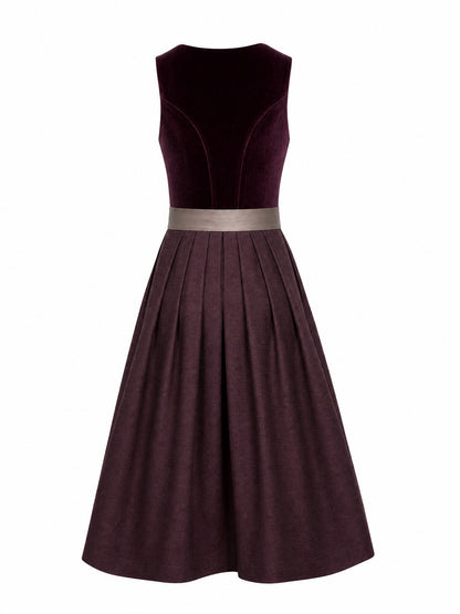 Dirndl Carolin in Brombeere mit Taupe Schürze - Rückansicht