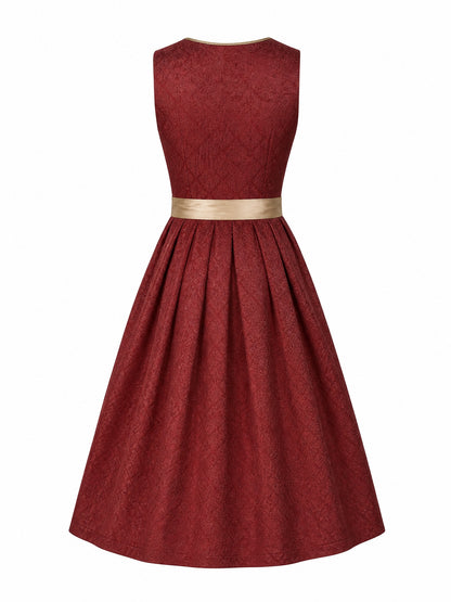 Dirndl Mia in Cranberryrot mit Antikgold Schürze - Rückansicht